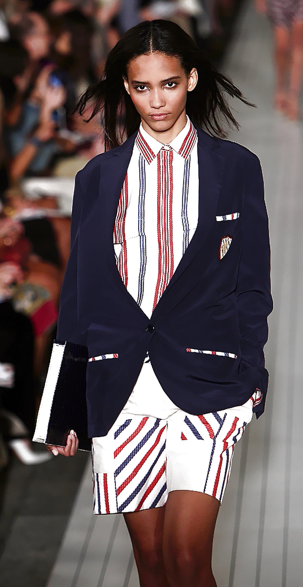 Estilo. Tommy Hilfiger apostó por un aire más masculino con la creación de los trajes con chaqueta inundados de las tan gustadas rayas.()