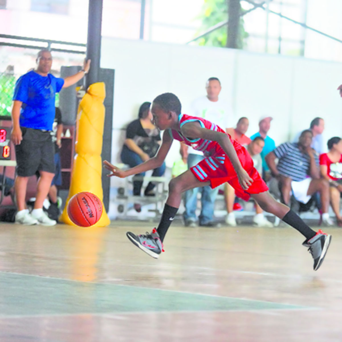 Isaac Hall posee buen control de la pelota.(Alberto Ortega)