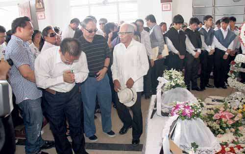 <p> Ceremonia. Amigos y familiares presentaron sus respetos.</p>