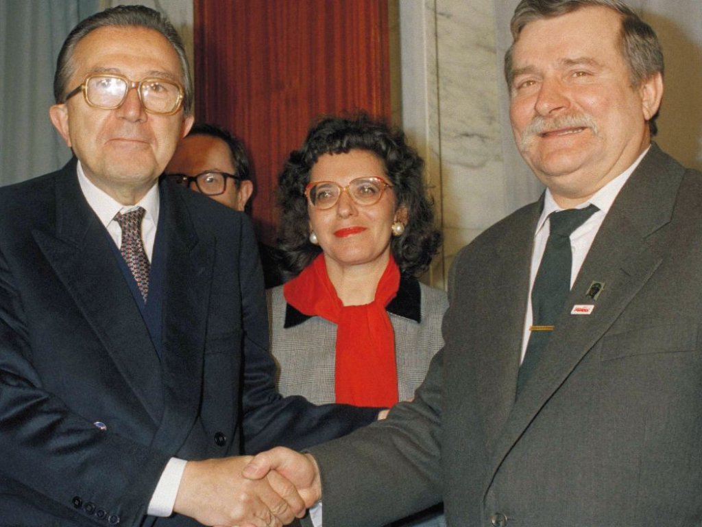 En esta foto tomada el 21 de abril de 1989, polaca líder de Solidaridad Lech Walesa y el ministro italiano Giulio Andreotti Foreigner, izquierda, se dan la mano durante su reunión en Roma.