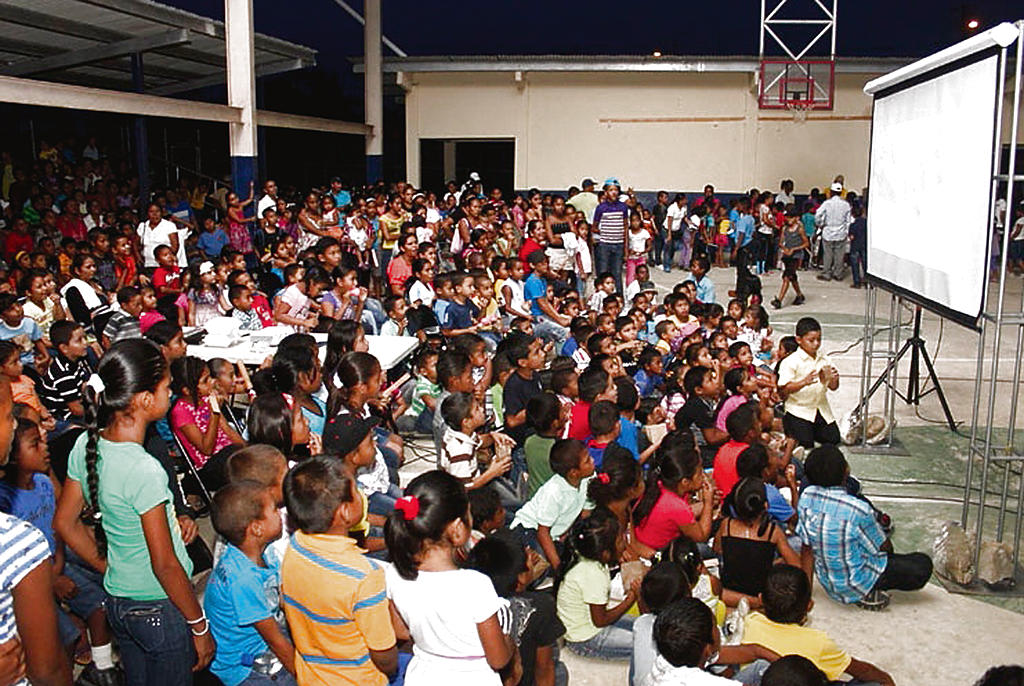Disfrutaron. Durante Cine en tu barrio, en Tocumen.()