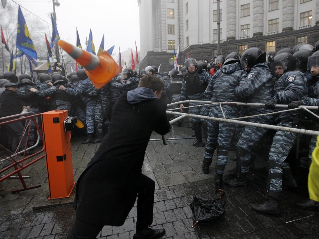 Enfrentamientos con policía antidisturbios delante de la Cámara de Ministros en Kiev, Ucrania, Foto: AP