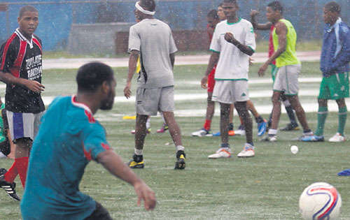 <p>Complicado. Se torna jugar con el campo inundado.</p>