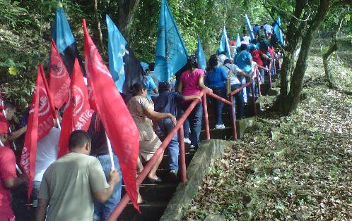 Grupos estudiantiles suben el Cerro Ancón. Foto: Jesús Simmons<br>