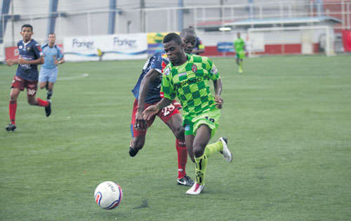 <p></p><p>Imparable. El colombiano Carlos Mosquera (verde), una de las piezas del Sporting</p>