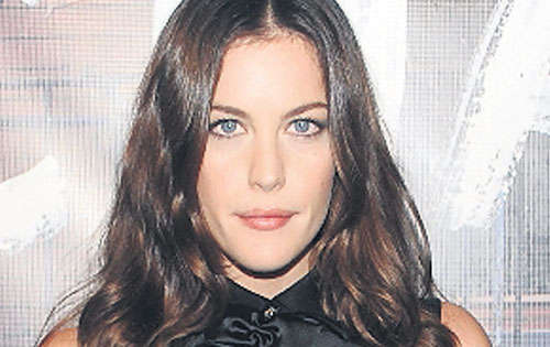 <p>Liv Tyler demuestra que los jumpsuit son perfectos hasta para una alfombra roja. Vestido sin mangas, con detalles de seda, cintura con pinzas y basta pitillo.</p>