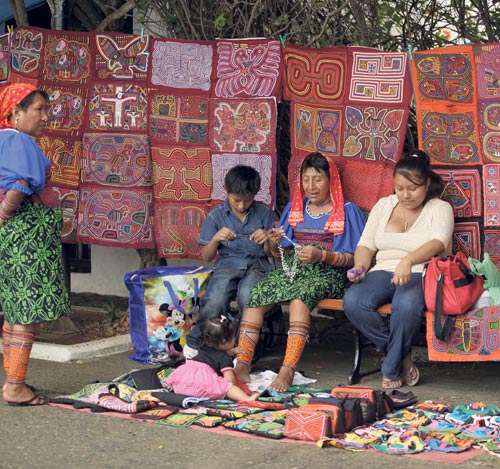 <p>Unidad. La familia completa se dedica a la venta de molas.</p>