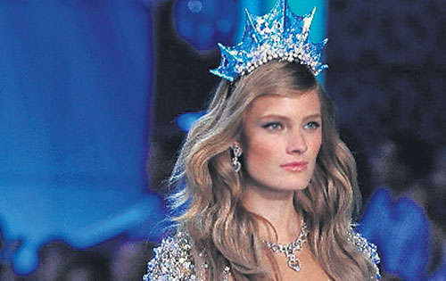 <p>Plumas y cristales de Swarovski.</p>