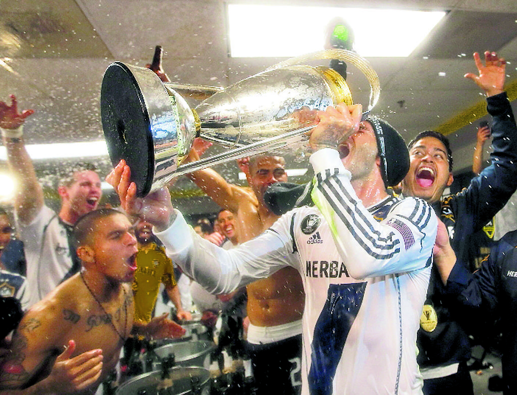 Inolvidable. El astro inglés celebra con champaña.(ap)