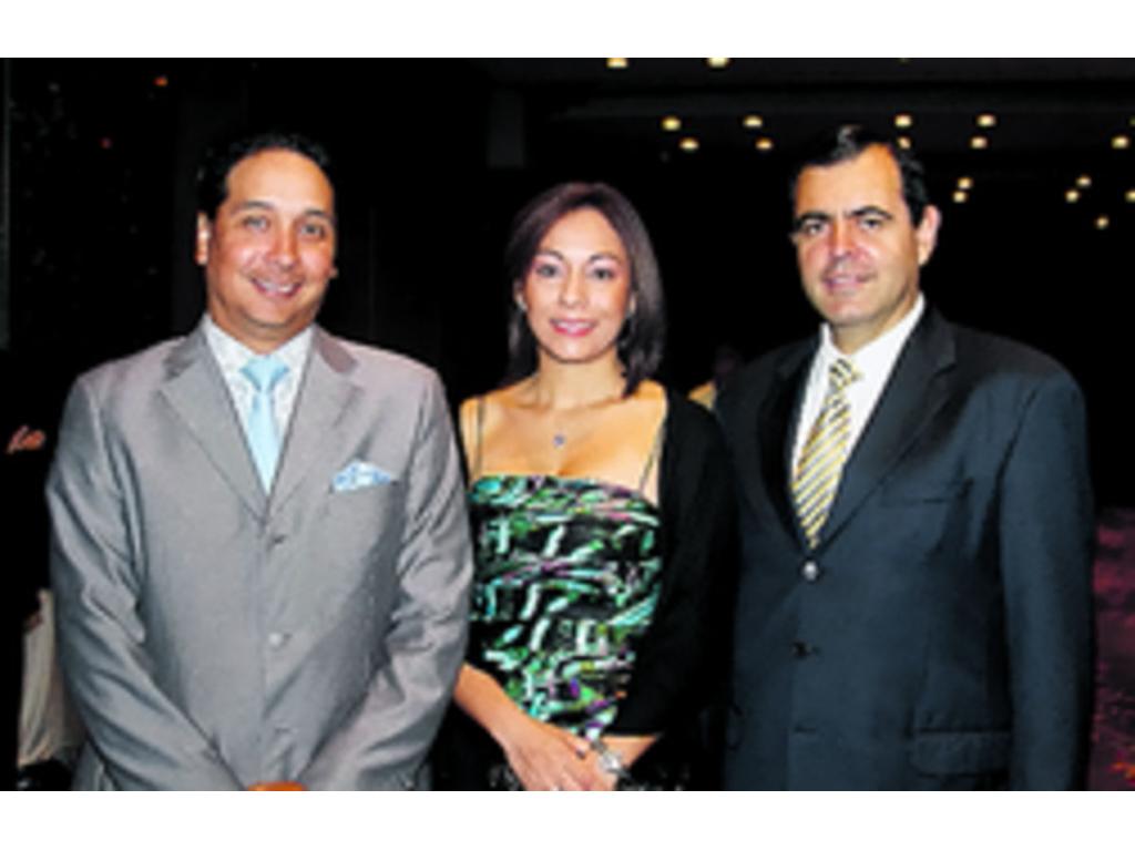4. Alberto Saens, Linethe Saens y Luis Venegas.
