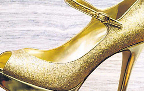 <p>Si buscas innovar tu forma de vestir, estos peeptoes MarcFisher son los indicados. Están de venta en Bellini, BBB, DDP y Félix B. Maduro.</p>