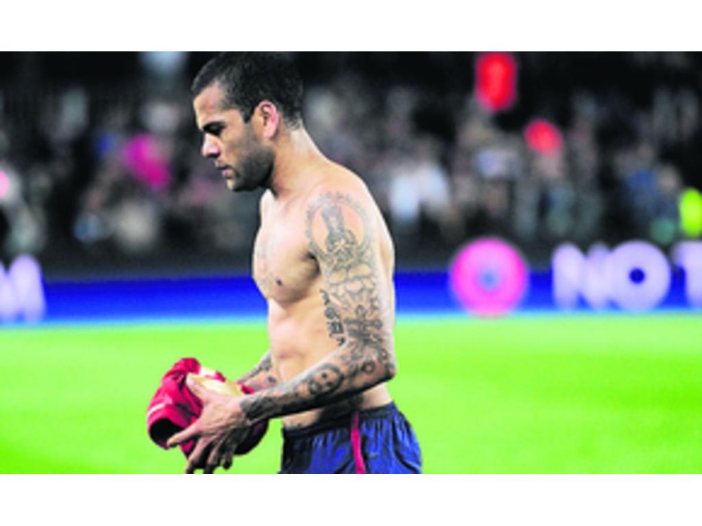 Dani Alves salió lleno de frustración del campo de juegos.(AP)