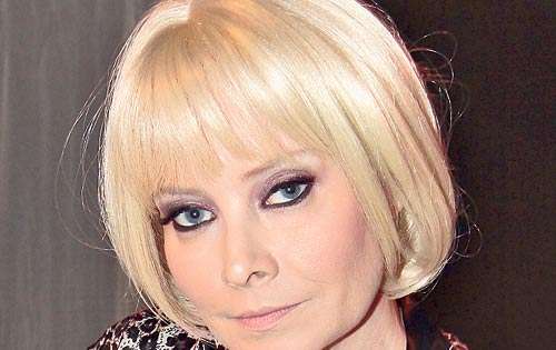 <p>Es empresaria, actriz, cantante y locutora. En la obra no se explica cómo fue que su relación se fue a pique.</p>