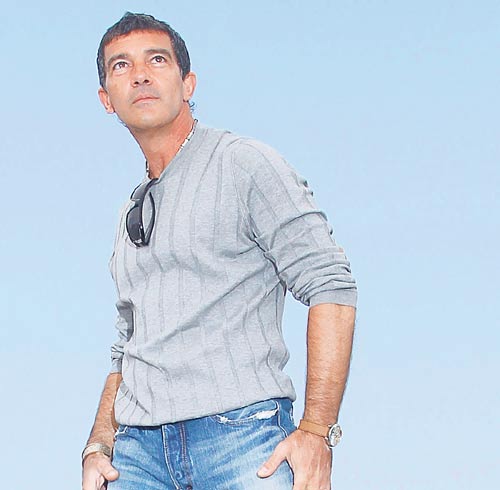 <p>Antonio Banderas. Entre los más casuales, sencillo, jeans desflecado suéter, zapatillas y lentes de sol.</p>