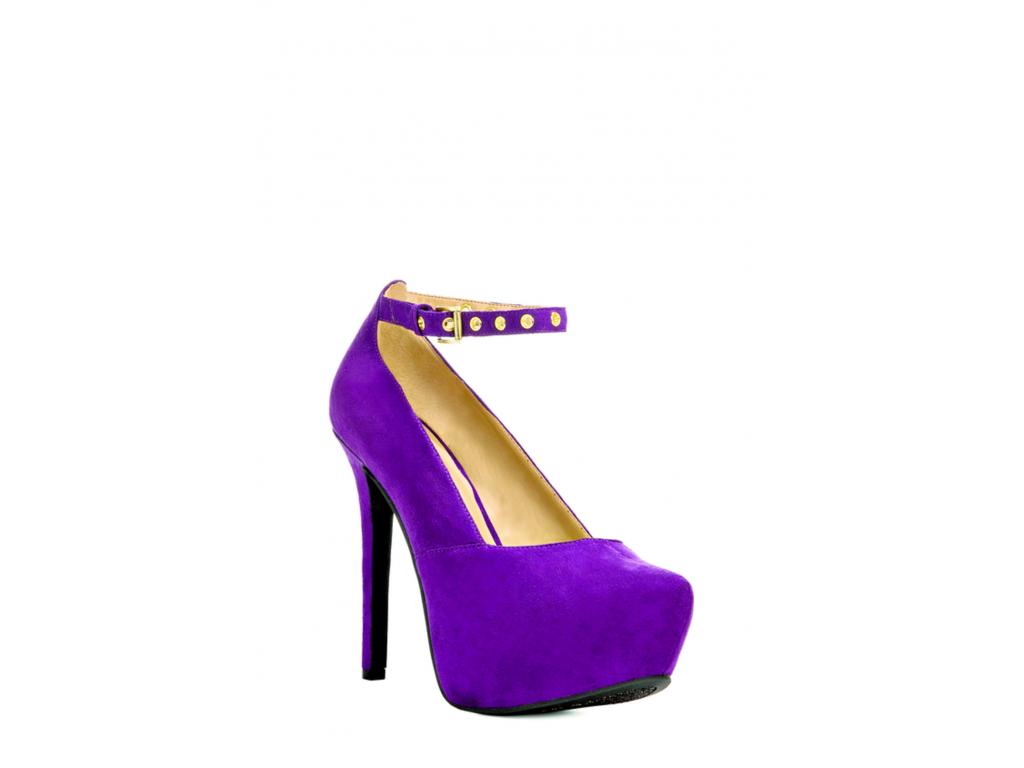 Unos puntiagudas zapatos de tacón con una pulsera de tobillo, ideales para las fashionistas, así como los botines casuales con flecos. Los bolsos son prácticos en tonos neutros y clásicos.(EFE)