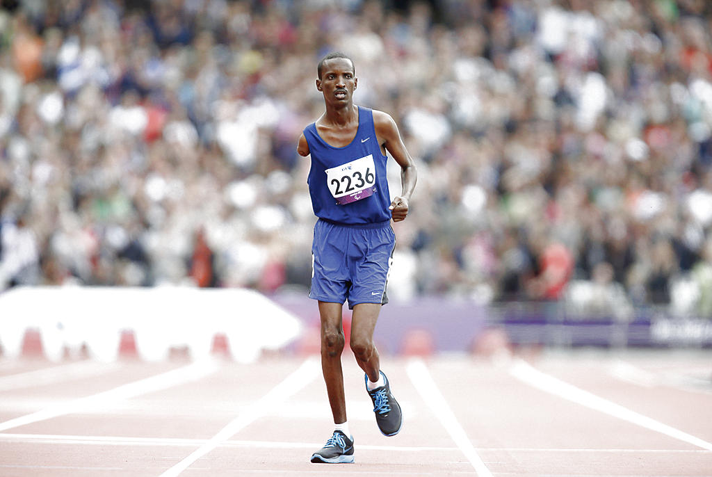 Entrega. Omar Hassan durante la carrera de los 1,500m, modalidad T46.(AP)