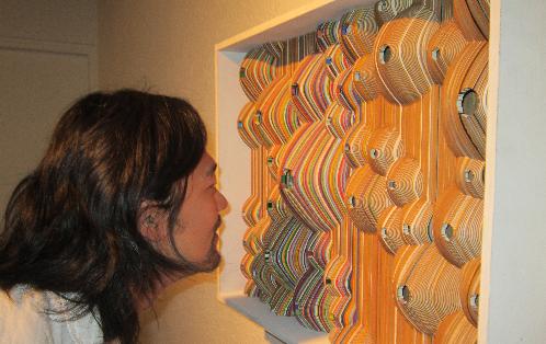 Jong Hwa Lee se asoma para ver su "Window Interrupted"/Foto de Geonva Ortíz.<br>