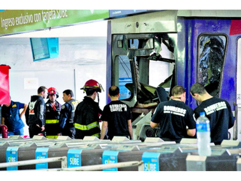 La policía y los bomberos revisan el tren descarrilado.(AP)