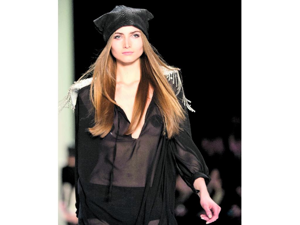 Las diversas pasarelas mostraron prendas creadas con interesantes materiales. Las blusas lucen frescas y muy ligeras. A esta modelo se le olvidó la ropa interior.()