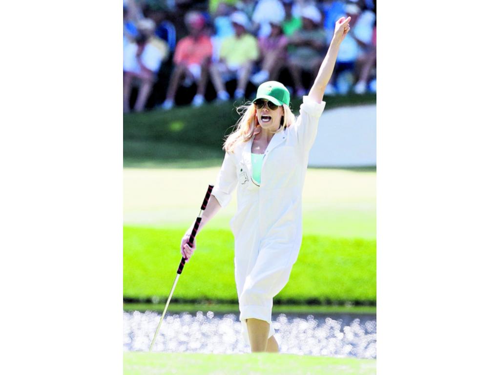 Taylor Dowd, esposa de Webb Simpson, festeja una gran jugada.(AP)