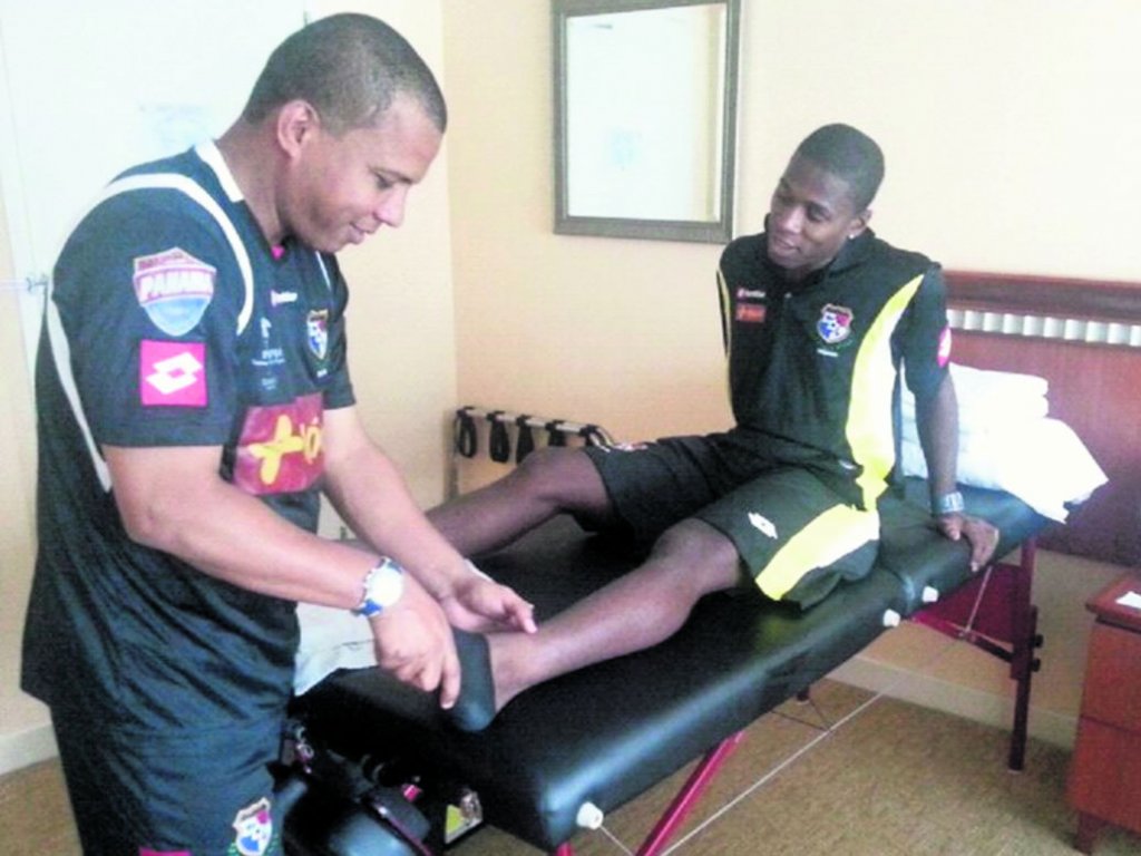 El delantero Blas Pérez es atendido por el médico Martínez, luego de haberse lesionado en el juego ante Cuba.(Anayansi Gámez)
