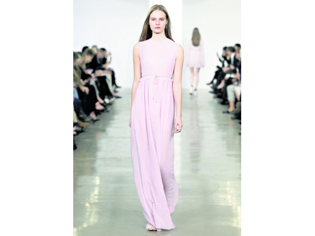 Sencillez. Sensualidad y elegancia parece ser la fórmula perfecta de este vestido rosa.