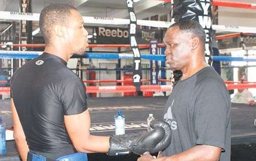 <p>Dupla. Pelenchín (izq.) dialoga con Jeff Mayweather.</p>