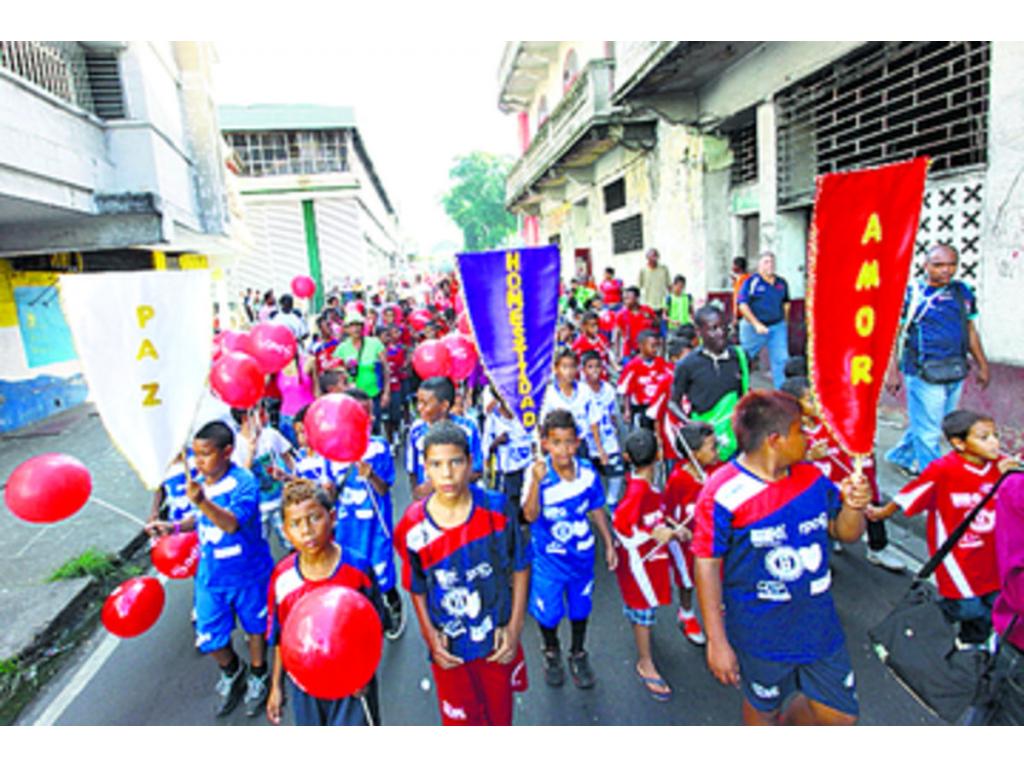 Desfile en Plaza Amador. Previo al inicio del torneo, los jugadores desfilaron por las calles de Plaza Amador, con globos en mano y banderines. Los padres de familias y moradores mostraron su apoyo.