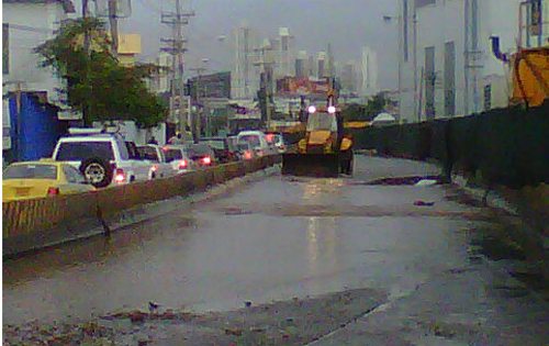 Los vehículos pasan por el área con precaución. Foto/Jesús Simmons