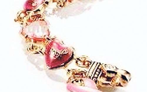 <p>Pulsera con varios detalles de corazones y rhinestone.</p>