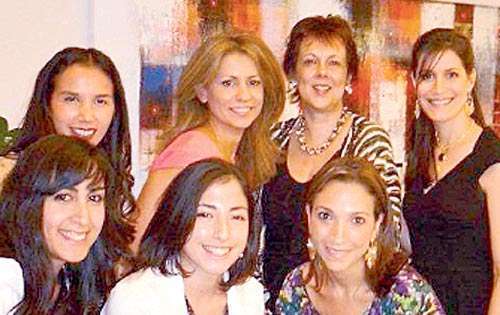 <p>Junto a las damas diplomáticas.</p>