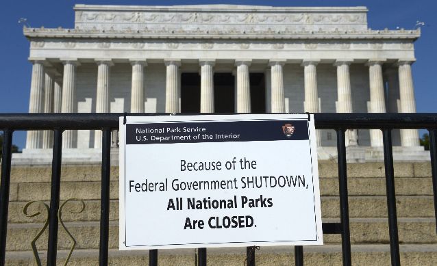 Valla donde se anuncia el cierre del acceso al Memorial Lincoln, en Washington. Foto/EFE<br>
