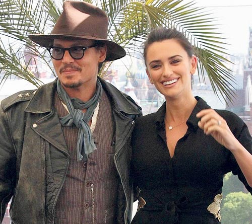 <p>Personajes. Penélope Cruz y Johnny Depp fueron los primeros en llegar a Cannes.</p>