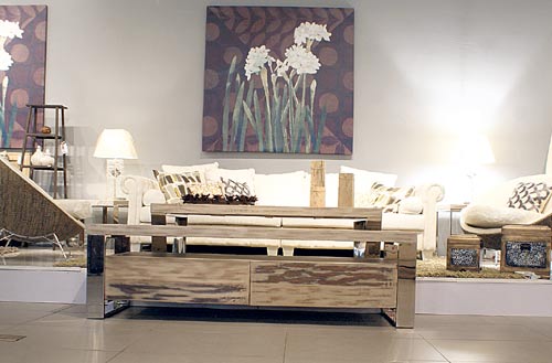 <p>Sala. Los muebles de madera reemplaza los otomanes. </p>