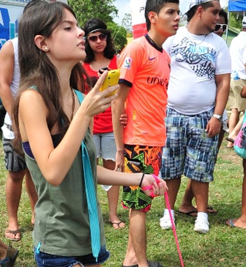 <p>Esta chica paseaba a su perrito.</p>