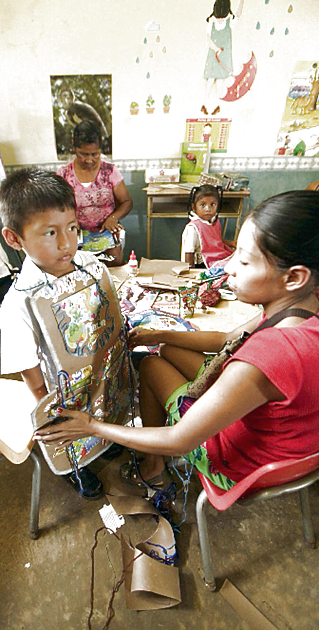 Madres ayudan a sus hijos.()