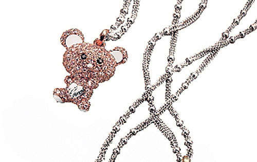 <p>Sus cristales, colores, acabados y originales diseños hacen de esta colección un accesorio imprescindible. De venta en Tiendas World Time.</p>