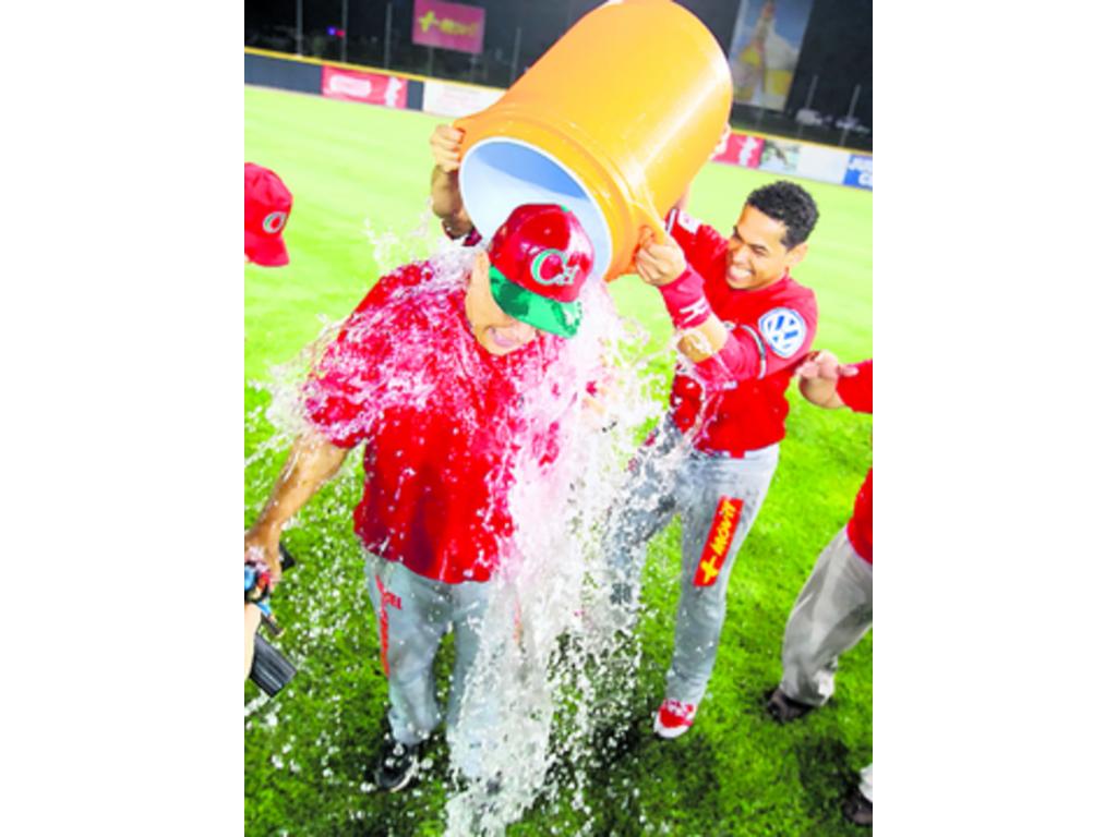 Bustamante recibe un baño de agua fría.(Anayansi Gamez)