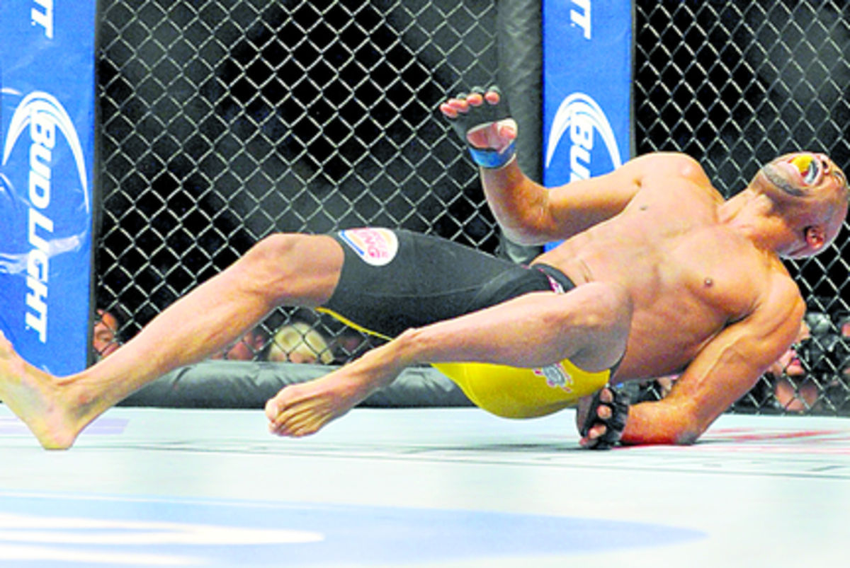 Expectativa. La lesión de Silva podría ponerle fin a la carrera de uno de los peleadores más grandes que ha tenido la UFC en los últimos años.(AP)