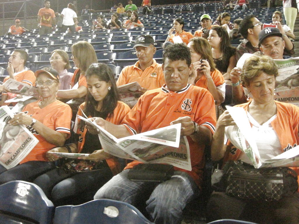 Fanáticos de Los Santos leyendo 10Deportivo. Foto/Luis René Ábrego<br>