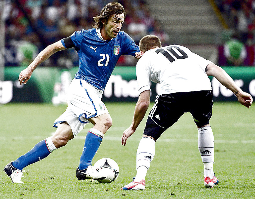 Referente. Andrea Pirlo (izq.) es el encargado de generar el fútbol en Italia.(EFE)