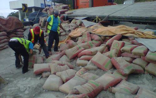 Personal del Corredor Norte, se mantienen en la vía, para remover los sacos. Foto/Jesús Simmons<br>
