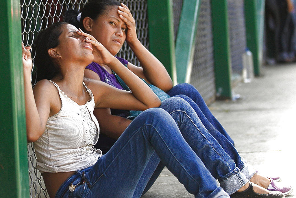 Tristeza. Unas jóvenes lloran mientras esperan noticias.(AP)