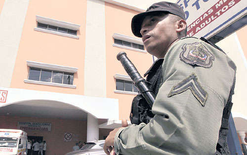 <p>Medidas. Se reforzó la seguridad en el Santo Tomás.</p>