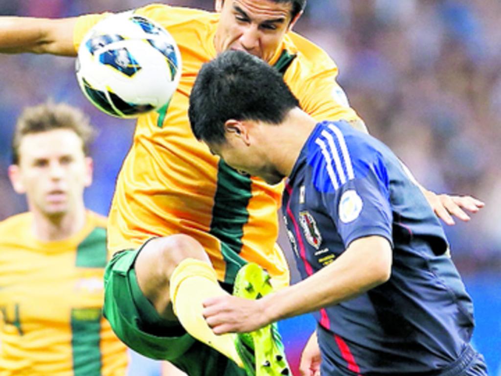 Los integrantes de la plantilla japonesa abrazan a Keisuke Honda (al fondo), luego de que este convirtiera la anotación que le otorgó el empate al conjunto del Sol Naciente.( Foto: AP)