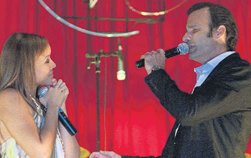<p>Dúo. Grabó Me rindo junto a Janelle Davidson.</p>