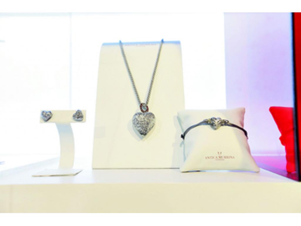 Pendientes, collar y fino brazalete de la prestigiosa firma Antica Murrina, de Venezia. De venta en la boutique MG, Multicentro.