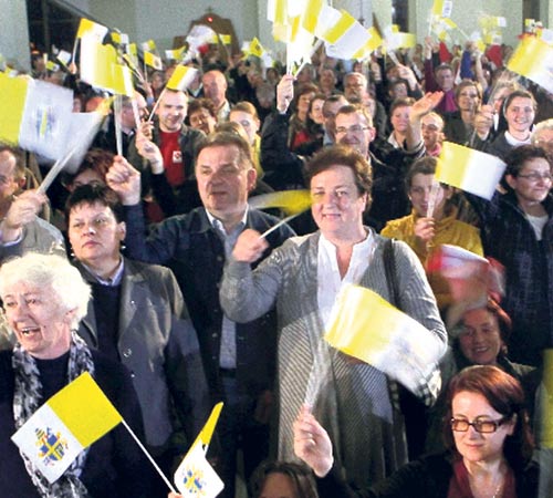 <p>Felicidad. Los polacos celebran la beatificación.</p>