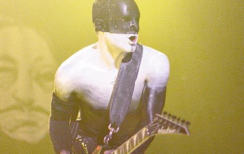 <p>Excentricidades. El guitarrista con sus raros disfraces.</p>
