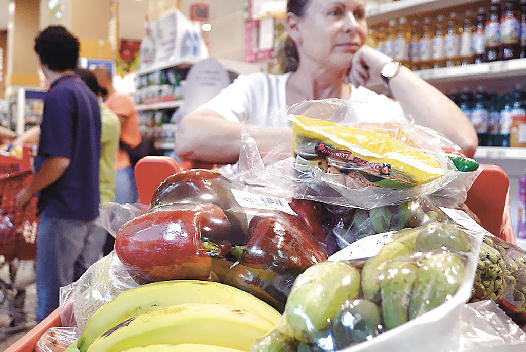 Prevenir. Venezolanos se abastecen antes de los comicios.(EFE)